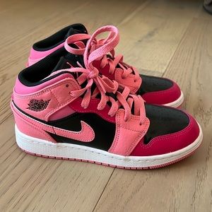 Pink and black jordan’s size 4